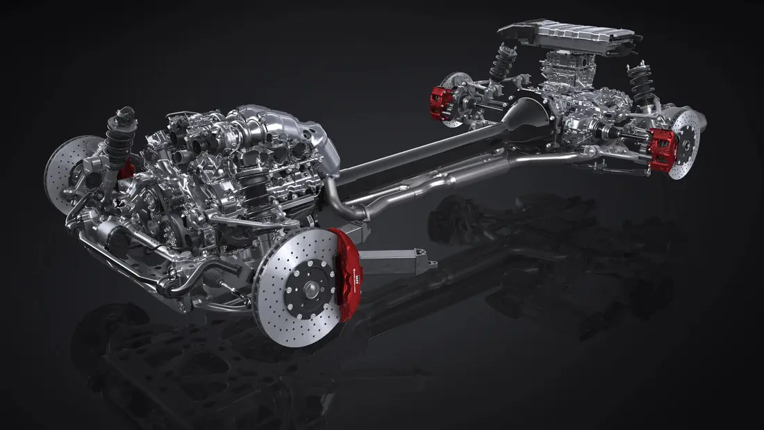 موتور و سیستم تعلیق خودروی نقرهای با کالیپرهای قرمز در یک سطح تاریک منعکسشده.