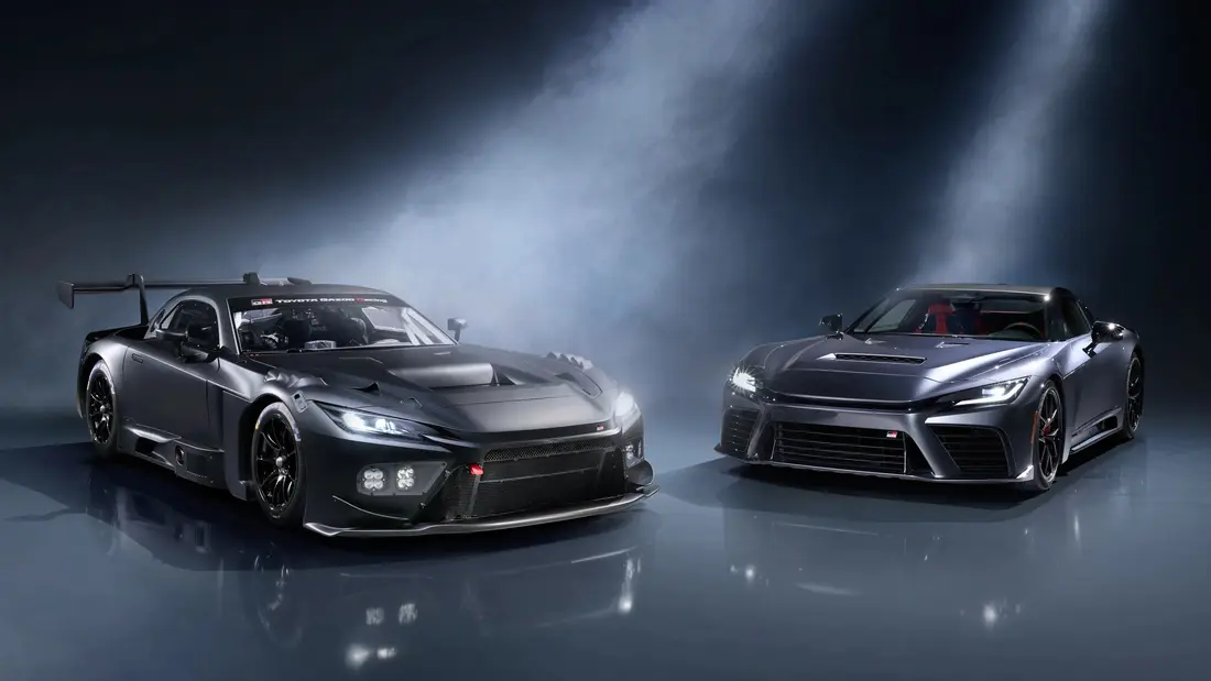 دو خودروی اسپرت تویوتا GR به رنگ خاکستری تیره با چراغهای روشن، یکی اصلاحشده برای مسابقه با بالپشت بزرگ و دیگری نسخهٔ خیابانی، در یک استودیو دودآلود.