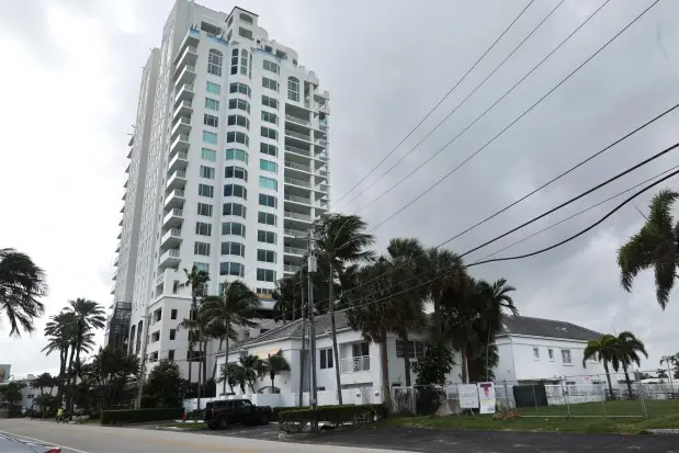 ساختمان مسکونی در شماره 3049 هاربر درایو توسط برج جدید ۲۱ طبقه‌ای در جزیره‌مانع فورت لادردیل جایگزین می‌شود. این ملک در شمال برج مسکونی ۲۳ طبقه‌ای Harbourage Place واقع است. (کارلین جین/ South Florida Sun Sentinel)