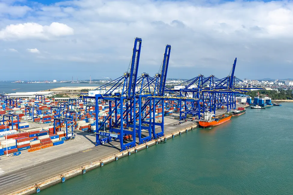 نمایی از ترمینال بینالمللی کانتینری بنادر یائنگپو در دانژو، استان هائنان، چین، ۲۳ دسامبر ۲۰۲۵. /VCG